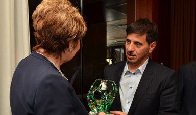 CU Denver Chancellor Dorothy Horrell presents a gift to Qatar Prime Minister Abdulla Bin Nasser Bin Khalifa Al Thani at Friday’s luncheon.