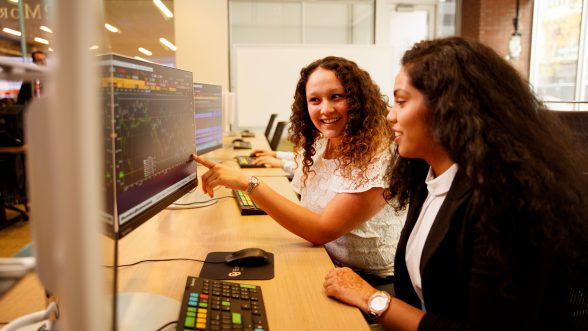 Students with Bloomberg terminals